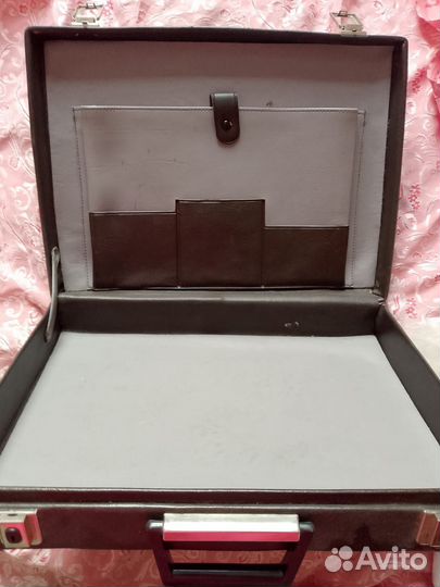 Кейс, и дипломат