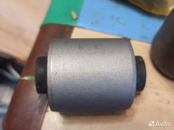 Сайлентблок рычага заднего нижний 552152G000