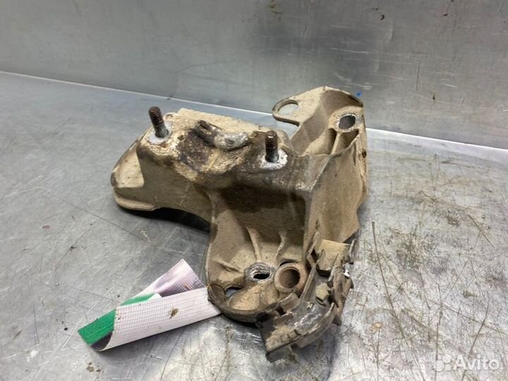 Кронштейн опоры двигателя Volkswagen Passat B5