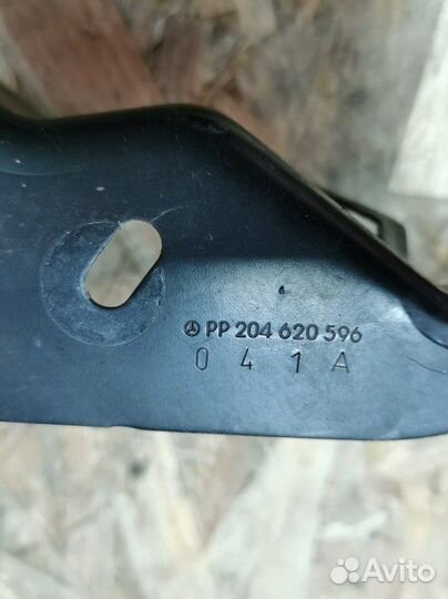 Кронштейн фары передний правый Mercedes-Benz