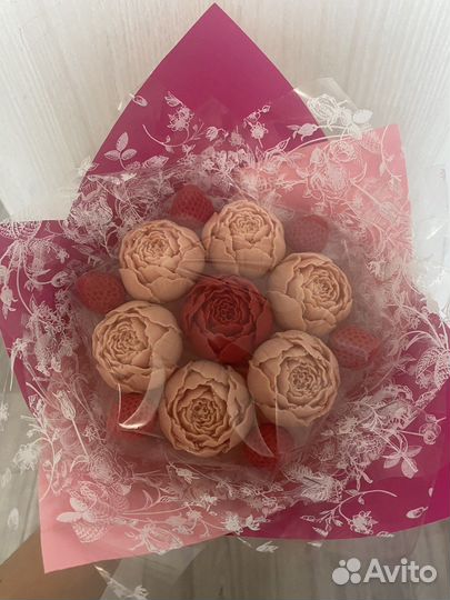 Букеты из шоколадных роз, пионов и ромашек