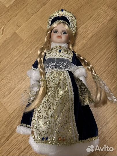 Кукла фарфоровая