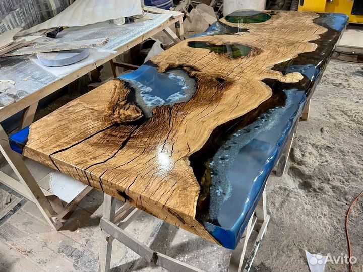 Стол из смолы