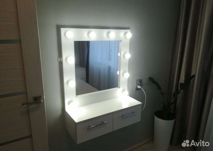 Гримерное зеркало с ящиками