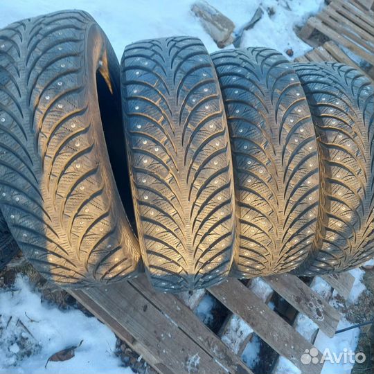 Sava Eskimo Stud 215/65 R16 98T