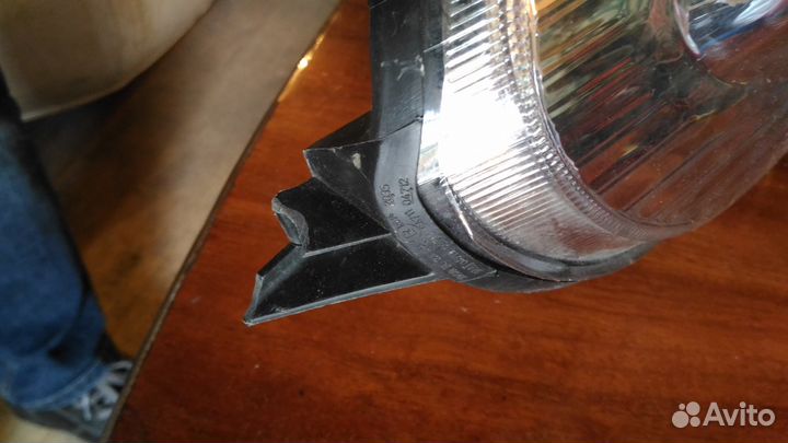 Левая фара на Ниссан micro, 1 крепление отломано