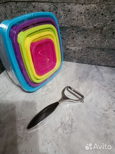 Набор контейнеров и овощечистка