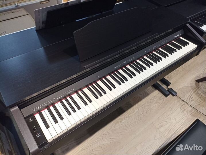 Корпусное цифровое пианино Roland RP30