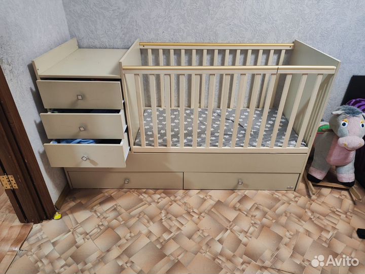 Детская кроватка с комодом