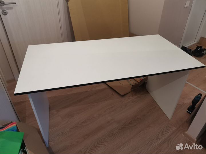 Компьютерный стол белый 140х70