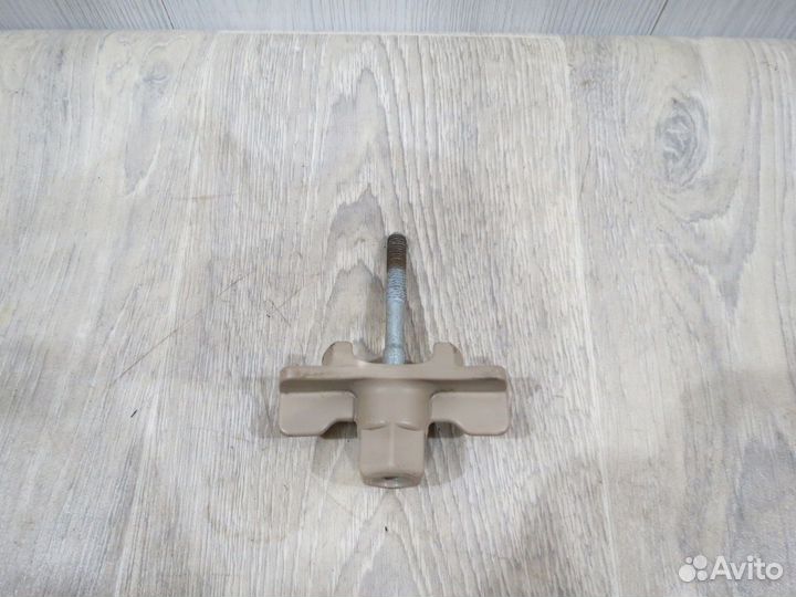 Болт крепления запасного колеса Kia Rio 3