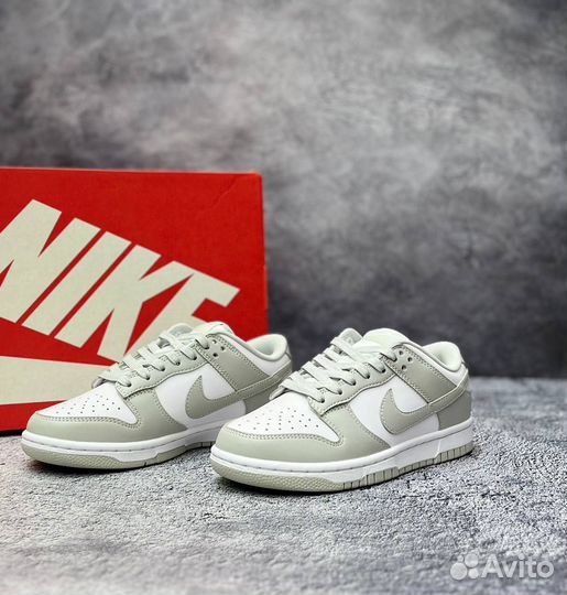 Кроссовки женские