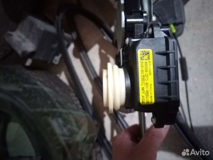 Стекло задней левой двери камри 40