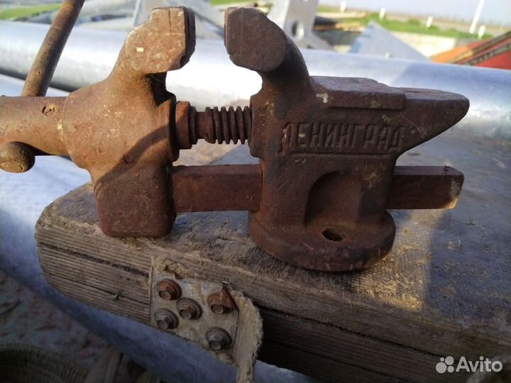 Центральный винт мтз/Тиски слесарные СССР