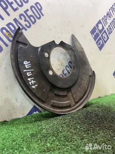 Кожух тормозного диска передний правый Nissan