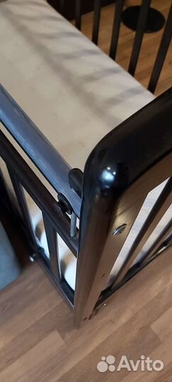 Детская кроватка с маятником, матрасом и ящиком