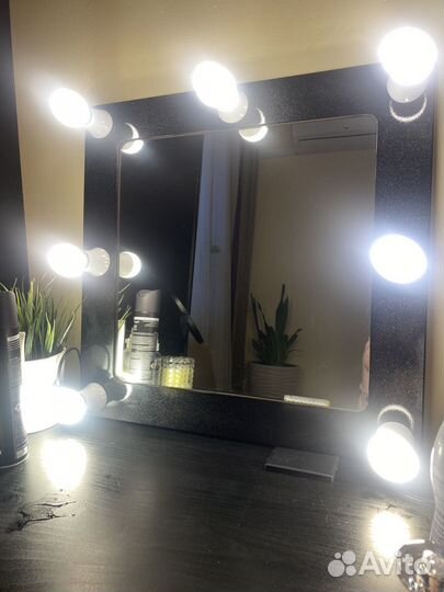 Гримерное зеркало с лампочками