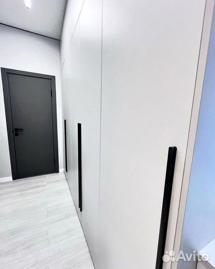 Шкаф распашной для квартиры