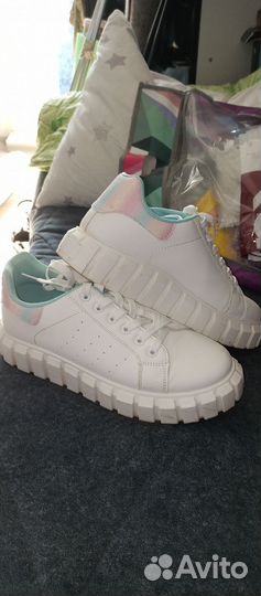 Кроссовки женские