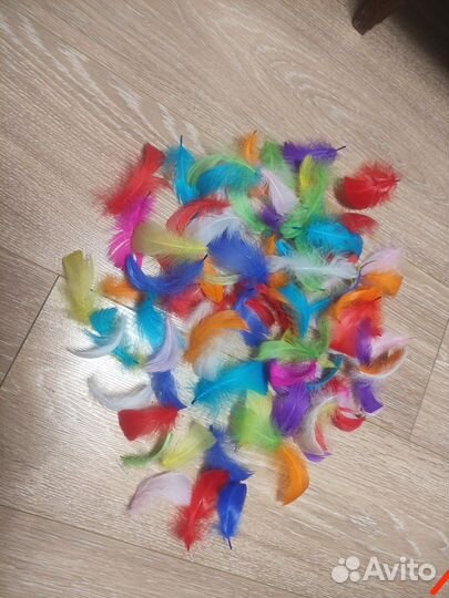 Перья для декора или наполнения крашенные