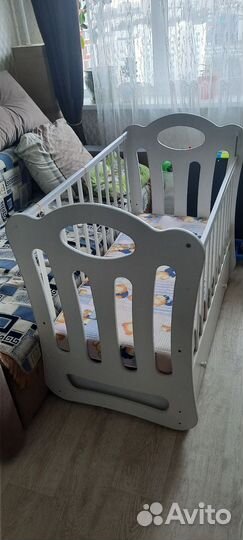 Детская кроватка с маятником и ящиком