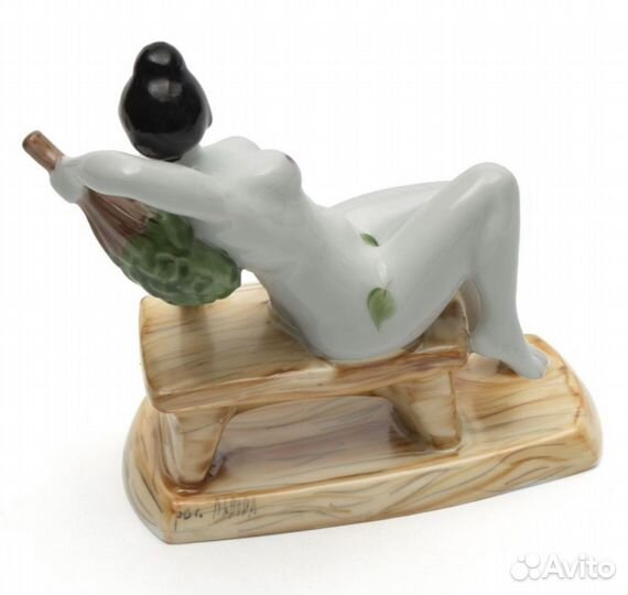 Фарфоровая статуэтка Девушка в бане