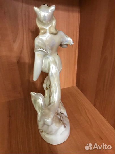 Фарфоровая статуэтка 