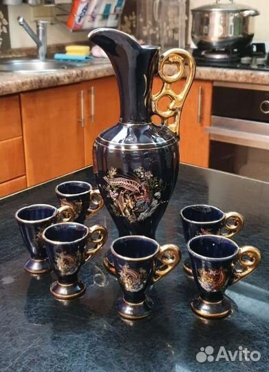 Кувшин с рюмками