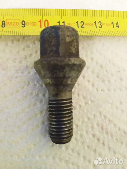 Болт от колеса автомобиля