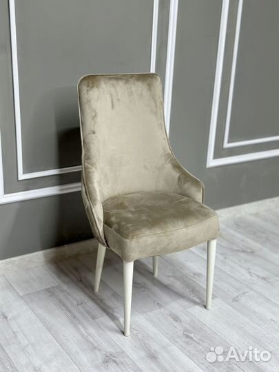 Стол обеденный. В наличии