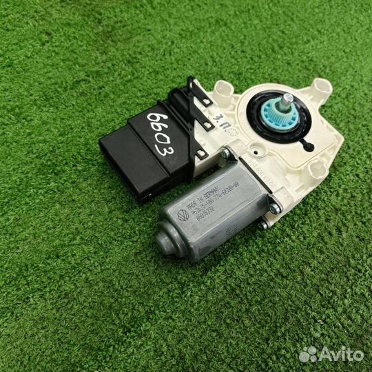 Моторчик стеклоподъемника задний правый Volkswagen