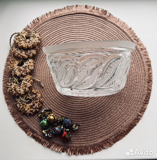 Хрустальная салатница в форме листа