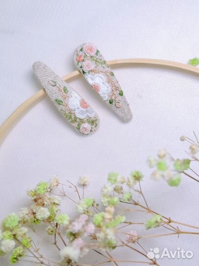 Заколки с вышивкой ручной работы 