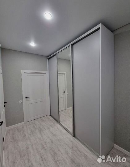 Шкаф распашной с полками