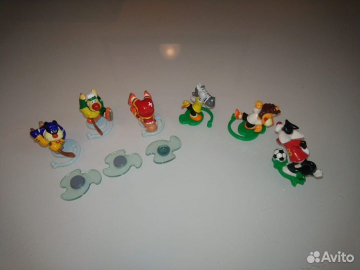 Киндер-хоккеисты и футболисты: 6 фигурок + шайбы