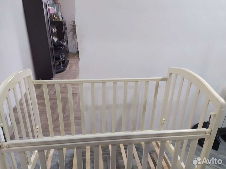 Детская кроватка с поперечным маятником