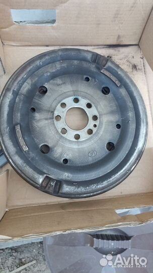 Маховик Audi VW Skoda Seat 415084409 415068209