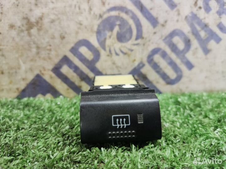 Кнопка обогрева лобового стекла Toyota Avensis