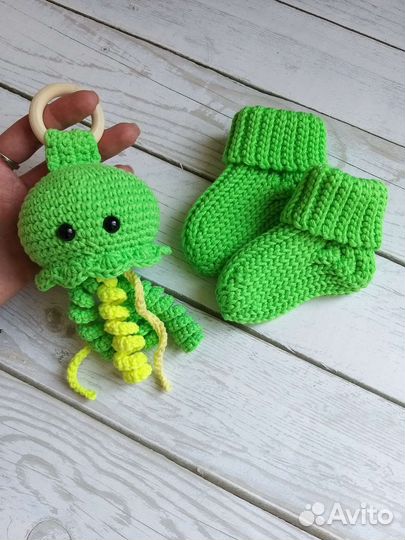 Чепчики, погремушки, носочки для новорождённых