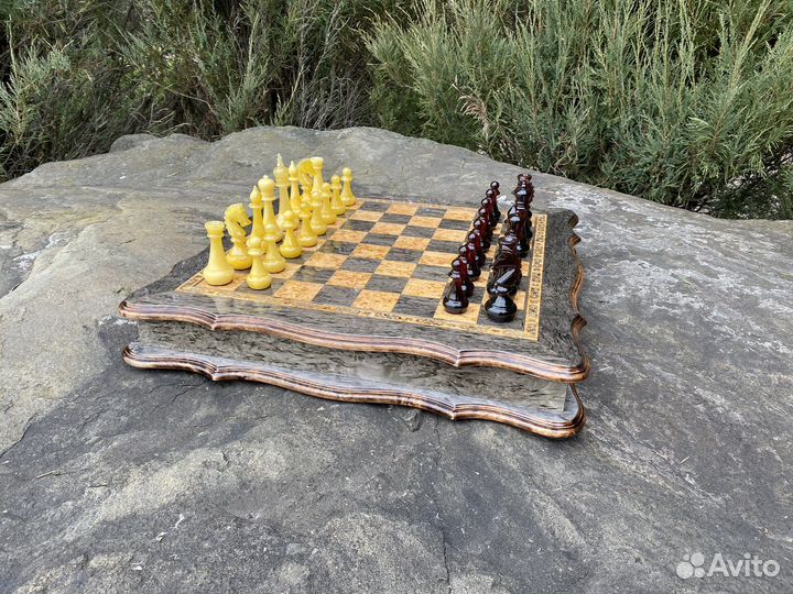 Шахматы ручной работы с фигурами из янтаря