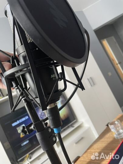 Студийный микрофон akg p220