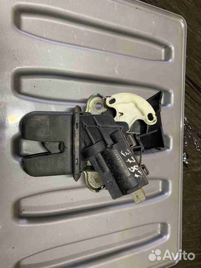 Замок багажника Audi A8D3 (4E 2003-2010) 4F5 827 5