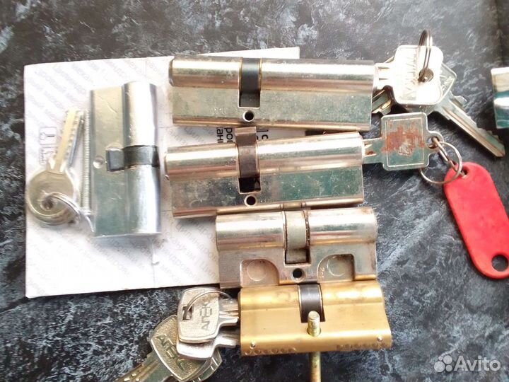 Замок дверной накладной