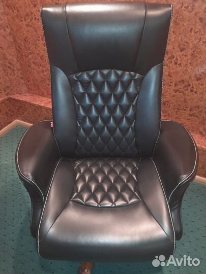 Офисное кресло руководителя