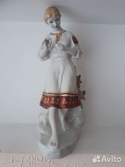 Фарфоровая статуэтка Гадание на ромашки