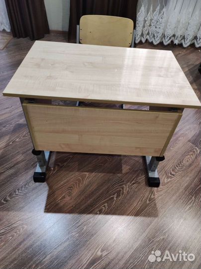 Детский письменный стол и стул