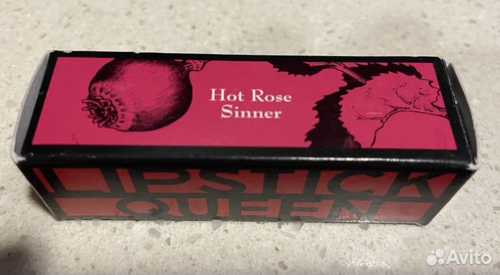 Губная помада фирмы Lipstick Queen, ярко розовая