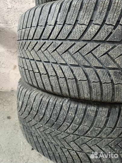 Bridgestone Blizzak LM-005 285/45 R20