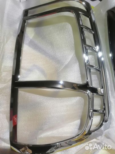 Накладка заднего фонаря KIA Carnival II