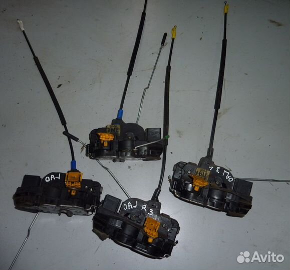 Opel Astra J седан ручка двери замок